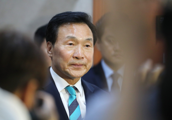 ▲바른미래당 손학규 중앙선거대책위원장이 25일 오전 국회 정론관에서 서울 송파을 국회의원 재선거에 불출마 선언을 한 뒤 취재진의 질문을 받고 있다. 2018.5.25(연합뉴스)