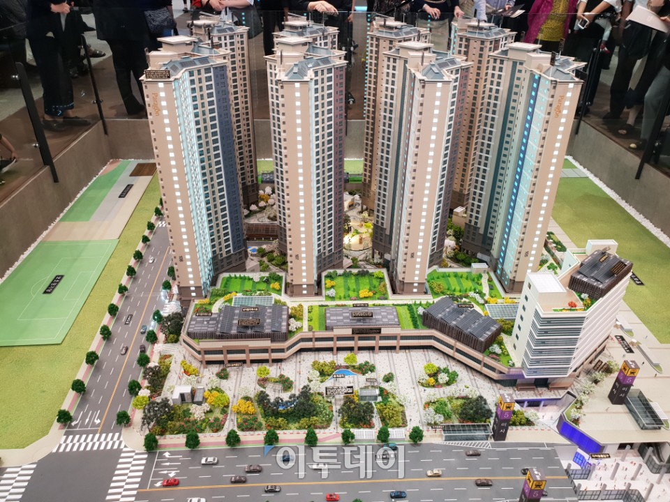 ▲25일 찾은 ‘미사역 파라곤’ 견본주택은 일찍부터 찾아온 방문객들로 북적였다.