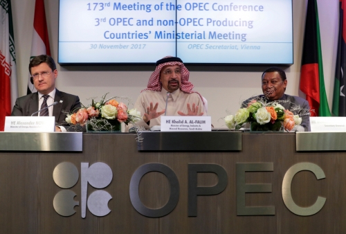 ▲(왼쪽부터) 알렉산드르 노박 러시아 에너지부 장관과 칼리드 알팔리 사우디아라비아에너지산업광물부 장관, 모하메드 바르킨도 석유수출국기구(OPEC) 사무총장이 지난해 11월 30일(현지시간) 오스트리아 빈에서 열린 OPEC 회의 공동기자회견에 참석했다. 빈/로이터연합뉴스
