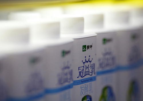 ▲중국 베이징의 한 슈퍼마켓에 중국 유제품업체 멍니우의 우유가 진열돼 있다. 베이징/로이터연합뉴스
