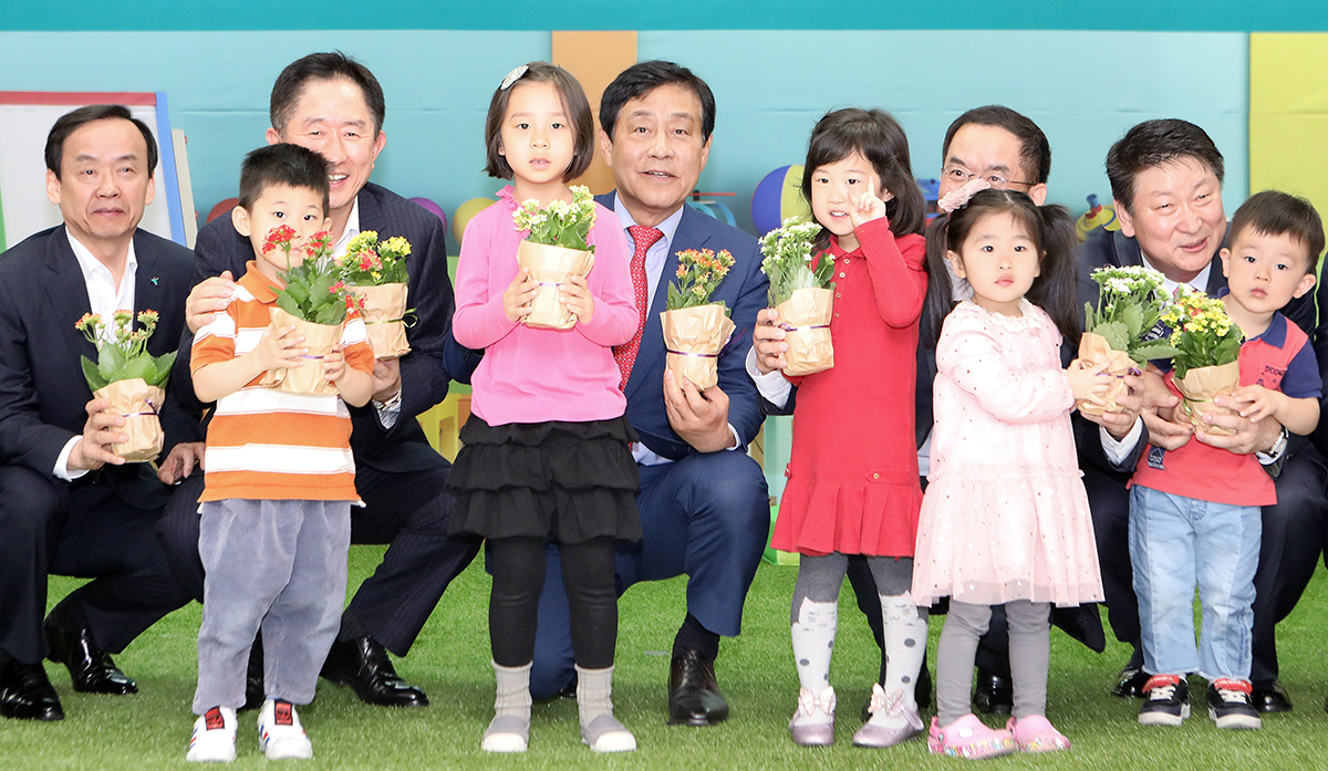 ▲김정태 하나금융그룹 회장(사진 두번째줄, 왼쪽에서 세번째)과 계열사 대표들이 25일 '명동하나금융어린이집' 착공식에 참석한 어린이들과 기념사진 촬영을 하고 있다.(사진제공=KEB하나금융)