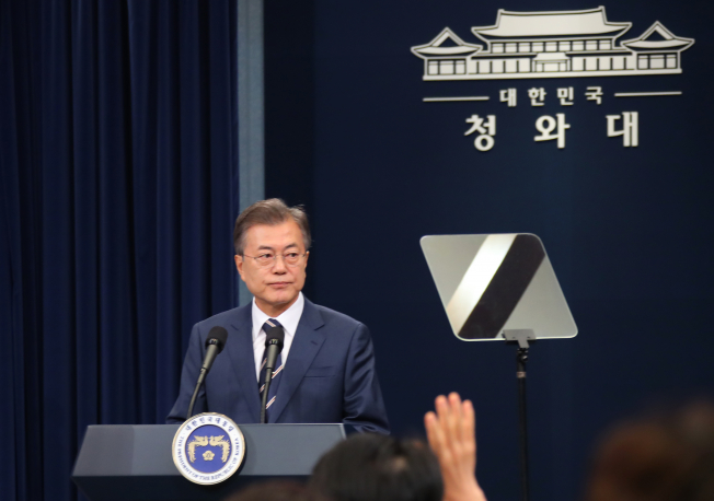 ▲문재인 대통령이 27일 오전 청와대 춘추관 대브리핑실에서 전날 김정은 북한 국무위원장과 가진 제2차 남북정상회담 결과를 발표한 뒤 취재진의 질문을 받고 있다.(연합뉴스)