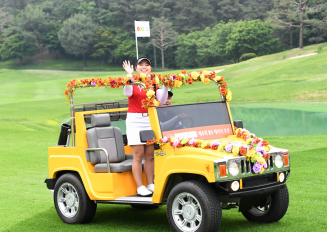 ▲오픈카를 타고 시상식장에 들어서는 우승자 이다연