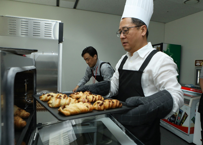 ▲강종현 롯데슈퍼 대표가 직접 구운 빵을 꺼내고 있다.(사진제공=롯데쇼핑)