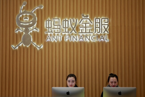 ▲1월 24일(현지시간) 중국 저장성 항저우에 있는 앤트파이낸셜 본사에 직원들이 앉아있다. 앤트파이낸셜의 알리페이는 중국 핀테크 시장을 장악했다. 항저우/로이터연합뉴스