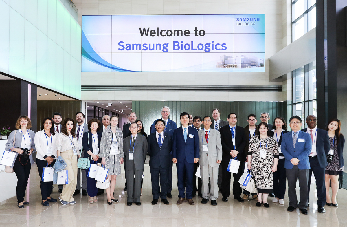 ▲첫번째 줄 왼쪽에서부터 일곱번 째 뚜라 뗏 오 마옹 주한 미얀마 대사, 여덟번째 김태한 사장, 두번째 줄 왼쪽에서 다섯번째 페트리스 바이바르스 주한 라트비아 대사(삼성바이오로직스)