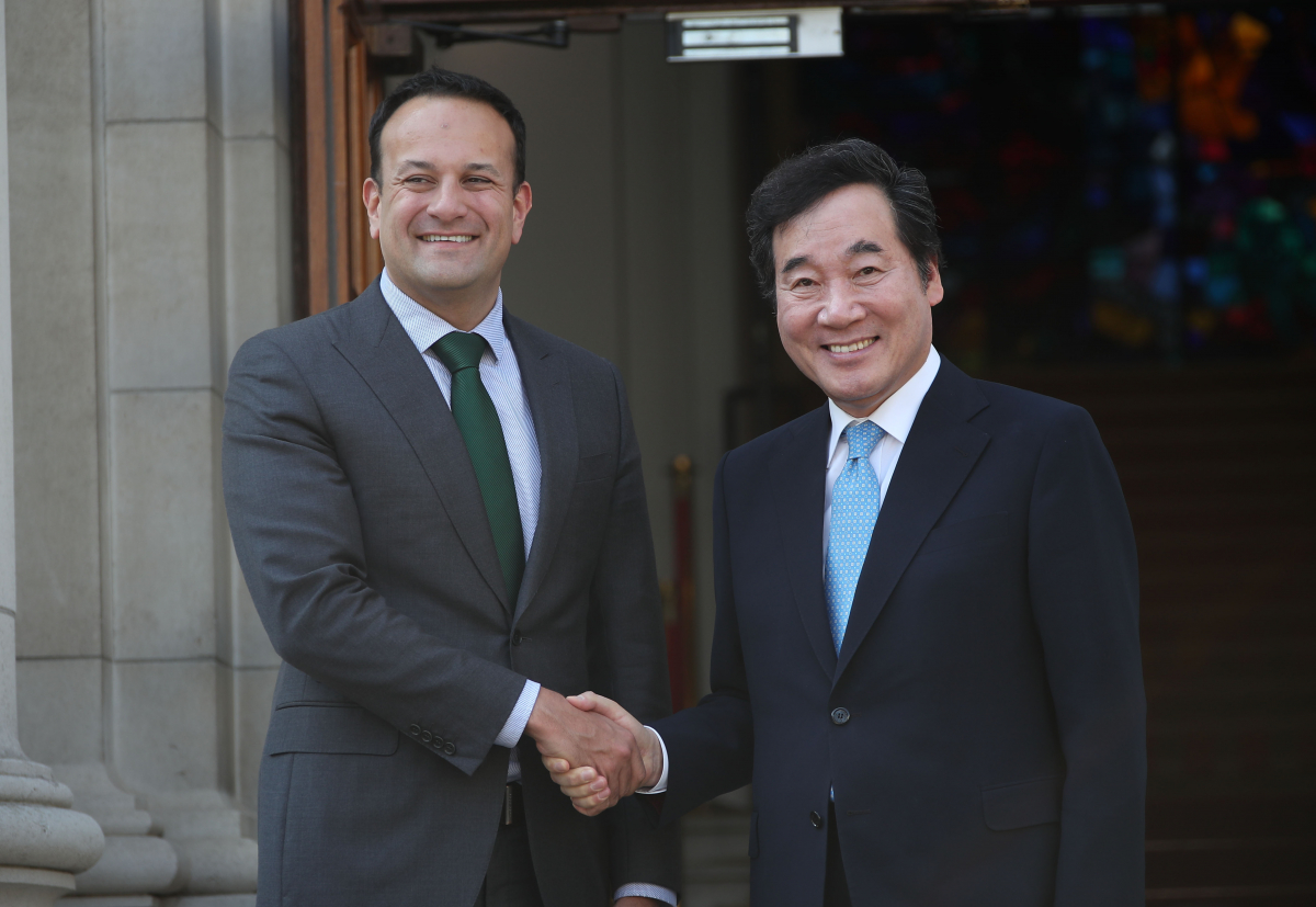 ▲이낙연 국무총리가 28일(현지시간) 오후 아일랜드 더블린 총리실 앞에서 레오 바라드카르 총리와 만나 악수하고 있다. (연합뉴스)