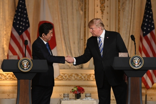 ▲아베 신조(왼쪽) 일본 총리와 도널드 트럼프 미국 대통령이 지난달 18일(현지시간) 플로리다 마라라고 리조트에서 열린 미일정상회담 공동기자회견 후 악수하고 있다. 플로리다/UPI연합뉴스
