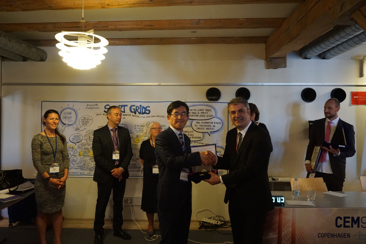 ▲한국전력공사는 이달 24일 덴마크 코펜하겐에서 열린 국제 스마트 그리드 기술 경진대회에서 ‘스마트 그리드 확산사업’으로 우수상을 수상했다고 29일 밝혔다. 사진은 금동진 한전 신사업추진처 부장(왼쪽)과 이브라임 배일란(Ibrahim Baylan) 스웨덴 정책조정 및 에너지 장관.(제공=한국전력공사)