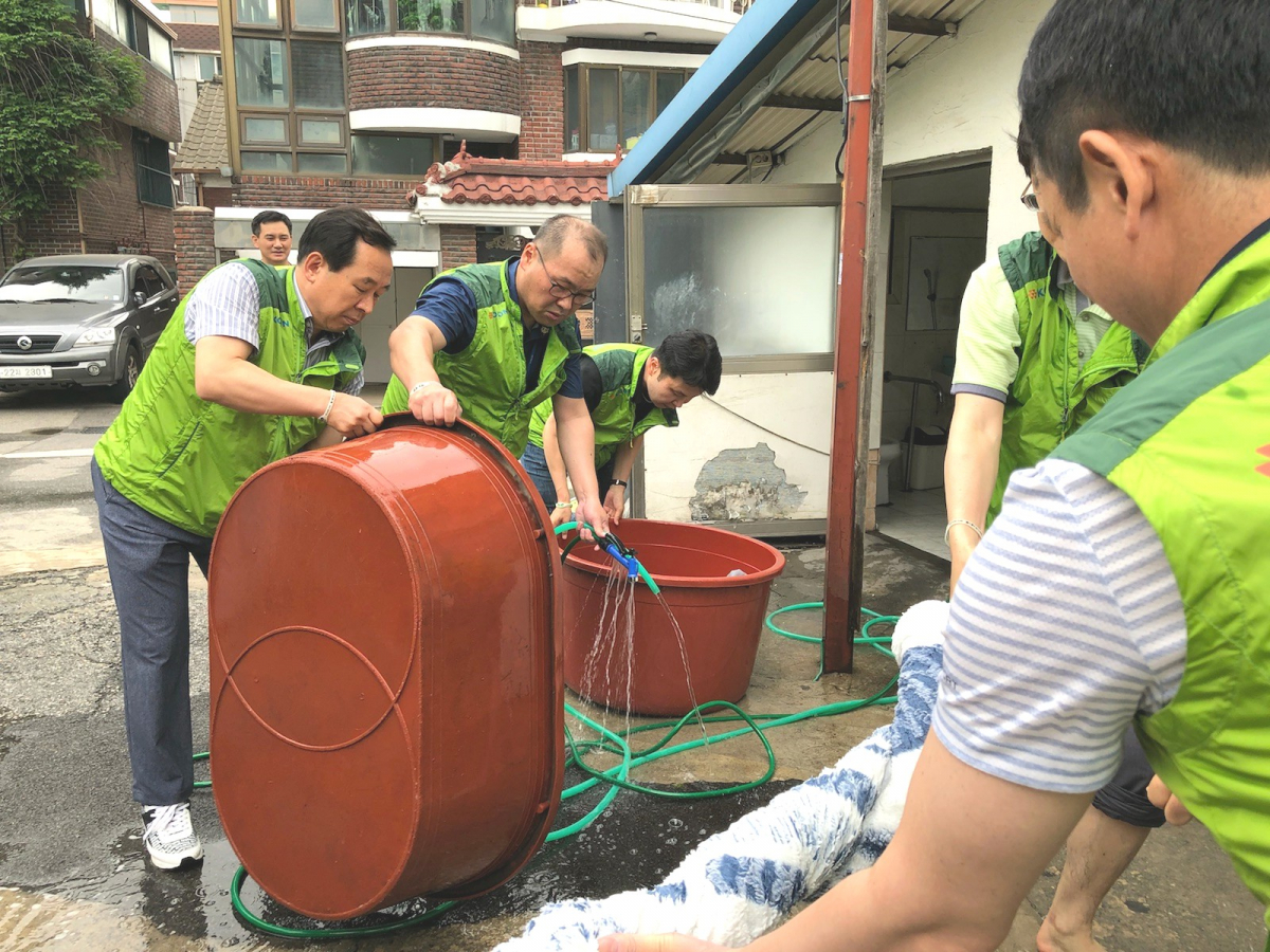 ▲코오롱은 봉사주간인 '드림 파트너스 위크' 동안 전국 사업장과 복지센터에서 다양한 봉사활동을 펼친다. 장희구 대표이사(왼쪽 첫번째)와 코오롱인더스트리 임직원 30여명은 29일 서울 강서구 '샬롬의 집'을 방문해 이불빨래, 목욕, 식사 배식 등의 봉사활동을 하며 따뜻한 온정을 나눴다.(사진제공=코오롱)