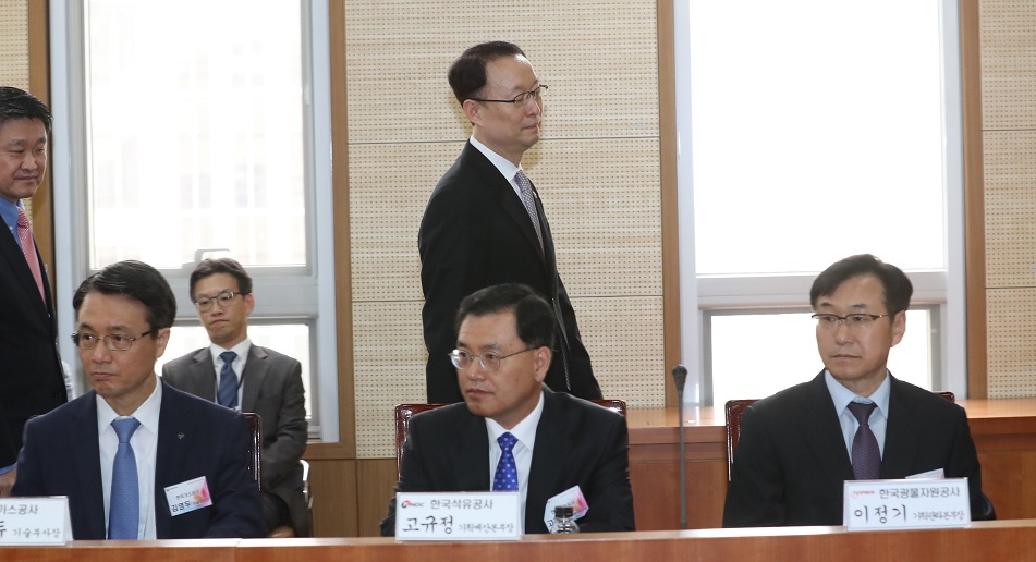 ▲30일 오전 정부세종청사 산업통상자원부에서 열린 공공기관 회의에서 백운규 장관이 회의실로 들어서고 있다. 산업부는 석유공사, 가스공사 등 자원개발 공기업 실태조사를 진행해왔으며 이명박 정부 시절 진행된 해외자원개발사업을 조사하는 과정에서 드러난 새로운 의혹을 밝혀달라고 검찰에 수사 의뢰했다. (연합뉴스)