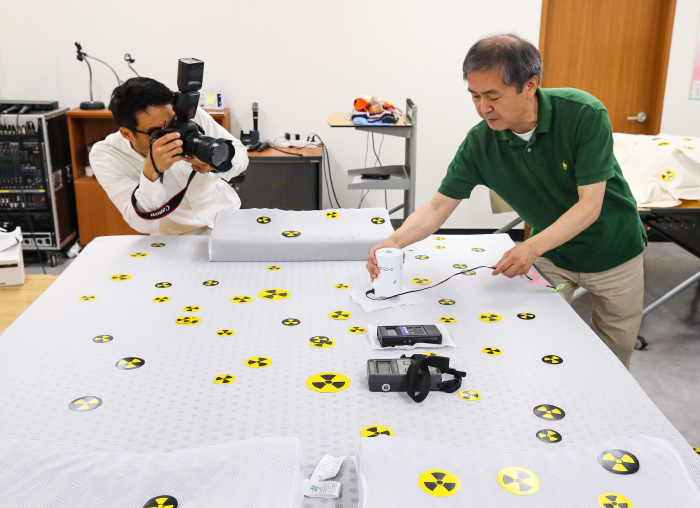 ▲30일 오전 서울 중구 환경재단에서 환경보건시민센터 주최로 열린 기자회견에서 관계자가 중국산 라텍스 매트리스를 라돈 측정기로 계측하고 있다. (연합뉴스)