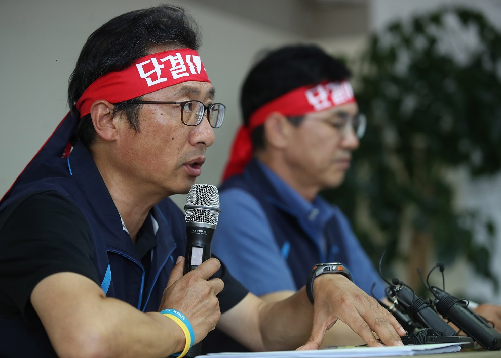 ▲김명환 민주노총 위원장이 30일 오후 서울 민주노총에서 기자회견을 열고 최저임금 산입범위 확대를 골자로 하는 최저임금법 개정안의 국회 본회의 통과에 따른 민주노총 중앙집행위원회의 입장과 투쟁계획 등을 발표하고 있다.(연합뉴스)