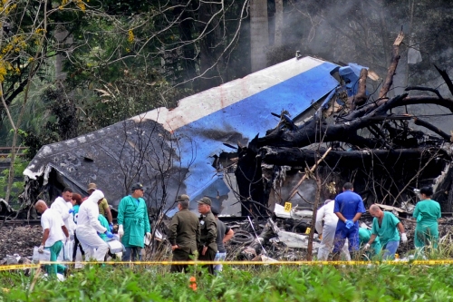 ▲18일(현지시간) 쿠바 경찰과 군 관계자들이 여객기 추락 사고 현장을 수습하고 있다. 쿠바 국영 항공사 소속 항공기가 이날 쿠바 아바나 호세마르티국제공항에서 이륙한 직후 추락해 112명이 사망했다. 아바나/EPA연합뉴스
