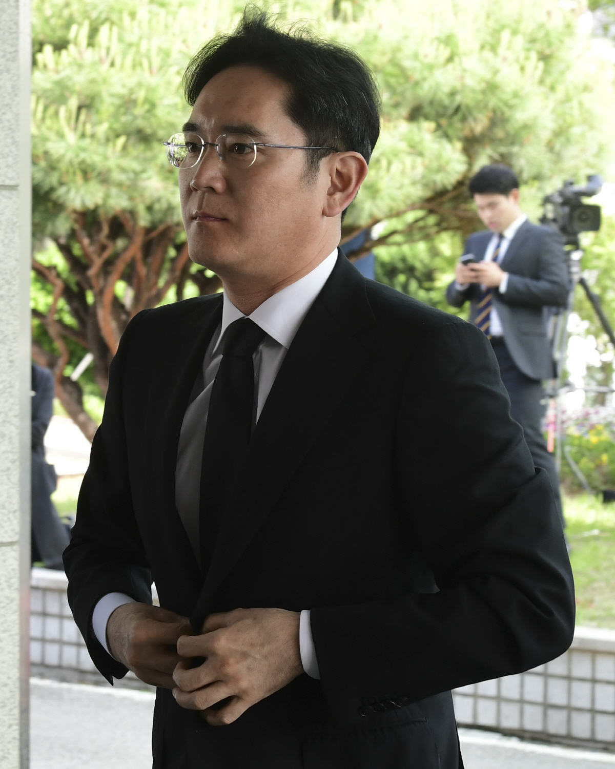 ▲20일 오후 서울 종로구 서울대학교병원 장례식장에 마련된 故 구본무 LG 회장의 빈소에 이재용 삼성전자 부회장이 조문을 위해 들어가고 있다. 뉴시스