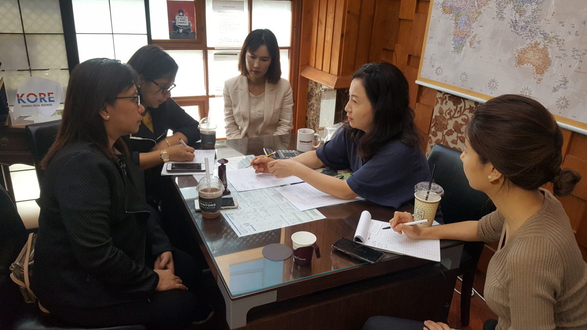 ▲31일 오전 마포구 용강동의 ‘글로벌 서울부동산 중개법인’에서 윤선화 대표(사진 오른쪽 두번째)에게 상담을 받고 있는 Lynn Tabios(49, 좌측 첫번째)씨와 Jane Garcia(50, 좌측 두번째)씨(김정웅 기자 cogito@)