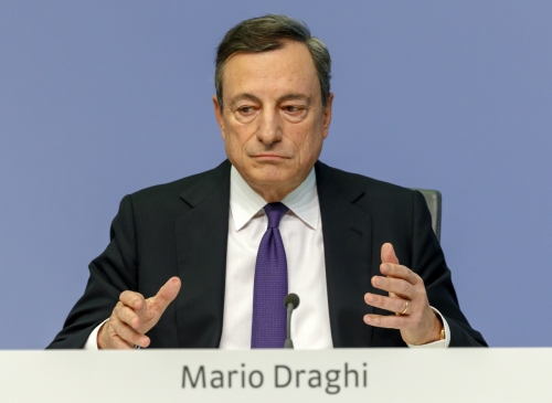 ▲마리오 드라기 유럽중앙은행(ECB) 총재가 지난달 26일(현지시간) 통화정책회의가 끝나고 나서 기자회견을 하고 있다. 프랑크푸르트/EPA연합뉴스 

