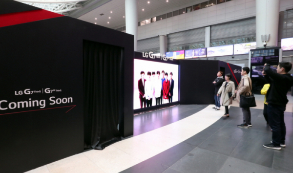 ▲ 1일 행인들이 용산역에 설치된 ‘LG G7 씽큐 스퀘어’를 유심히 살펴보고 있다. LG전자는 3일 서울 KTX 용산역에 제품 체험존 ‘LG G7 ThinQ 스퀘어’를 설치하고 언론 대상 공개 행사를 열 예정이다. (사진제공=LG전자)