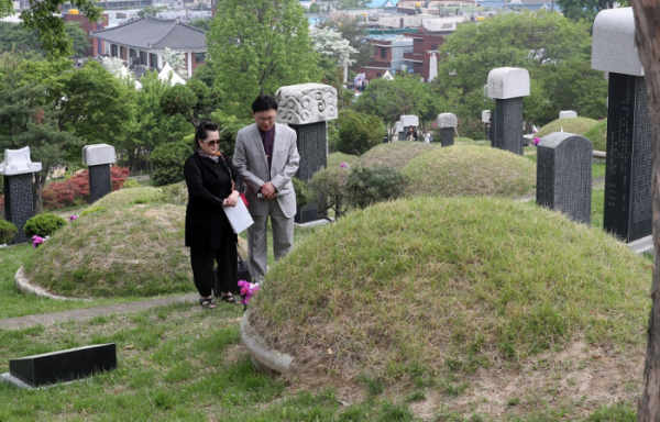 ▲애국지사 유가족이 1일 오후 대구시 동구 신암선열공원에서 참배하고 있다. 국내 7번째 국립묘지로 승격된 신암선열공원은 이날 새롭게 단장을 마치고 문을 열었다. (연합뉴스)