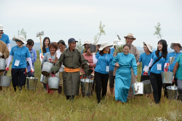 ▲K-water는 미얀마, 몽골 등 물 부족 지역의 식수개발과 주민지원 등 2017년까지 9개국 총 30회 해외 사회공헌활동을 펼쳤다.   사진제공 한국수자원공사