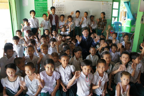 ▲NH농협은행 이대훈 은행장(가운데)이 미얀마 빈곤층 거주지역 내 Myot Oo Monastic 초등학교 학생들과 뜻깊은 시간을 보내고 있다.   사진제공 NH농협은행