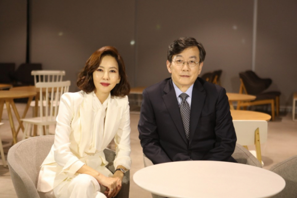 ▲배우 김남주, 앵커 손석희(사진=JTBC)