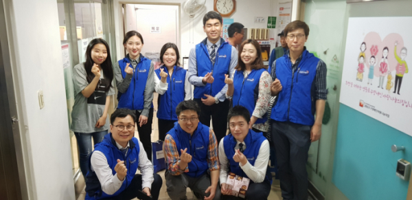 ▲금융투자협회 임직원들이 16일  서울 영등포구 ‘장애인사랑나눔의집’을 방문해 점심배식 봉사활동을 했다.(사진제공=금융투자협회)