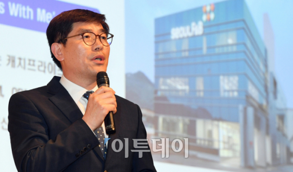 ▲ ‘2018 대한민국 CSR 국제 콘퍼런스’가 ‘지속가능경영과 사람중심 기업가정신’을 주제로 16일 서울 중구 대한상공회의소 국제회의장에서 성황리에 개최됐다. 안필순 서울 F&B 이사가 ‘사람중심 기업사례:서울 F&B’를 주제로 발표하고 있다. 기업의 새로운 사회가치 실현 방안을 모색하고, 장기적 성장에 필요한 전략적 실행 방안을 제시한 이번 콘퍼런스는 대한민국 CSR 국제 콘퍼런스 대회위원회가 주최하고 이투데이와 KOSRI가 주관했다. 오승현 기자 story@