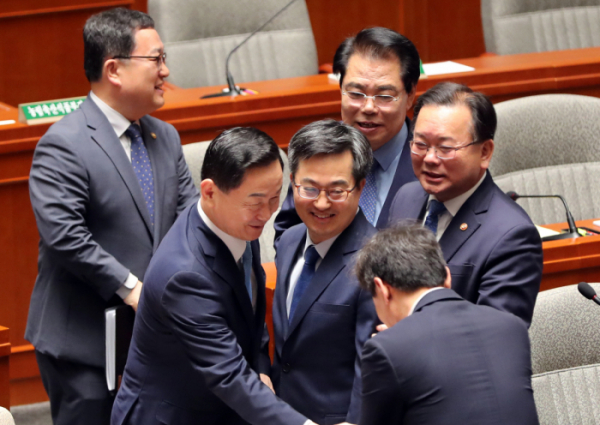 ▲국회 백재현 예산결산특별위원회 위원장과 김상곤 사회부총리 겸 교육부 장관(왼쪽 두번째),김동연 부총리 겸 기획재정부 장관(왼쪽 세번째)등 국무위원들이 21일 국회에서 열린 예산결산특별위원회 전체회의에서 추가경정예산안 처리를 완료하고 환한 표정으로 인사를 나누고 있다. (연합뉴스)