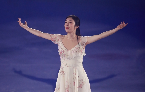 ▲‘돌아온 피겨퀸’ 김연아가 20일 서울 목동아이스링크에서 열린 ‘SK텔레콤 올 댓 스케이트 2018’ 공연에서 영화 ‘팬텀 스레드’ OST 중  ‘하우스 오브 우드콕’ 음악에 맞춰 연기를 마친 뒤 관중을 향해 인사하고 있다. 연합뉴스