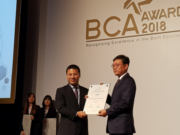 ▲쌍용건설은 '2018 싱가포르 건설대상(BCA Awards)' 시상식에서 Institutional Buildings 부문 시공 대상(CEA, Construction Excellence Award)을 수상했다(사진=쌍용건설)