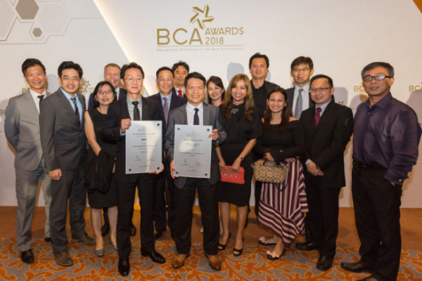 ▲싱가포르 리조트 월드 센토사에서 열린 ‘BCA AWARDS 2018’ 시상식이 현대건설 싱가포르 지사 직원들이 참석한 가운데 열렸다. (왼쪽 7번째) 김항열 싱가포르 지사장, (왼쪽 8번째) TAN BOON LANG, FREDDY 상무 등 현대건설 임직원들이 싱가포르 건설대상을 수상한 뒤 기념촬영을 하고 있다(사진=현대건설)