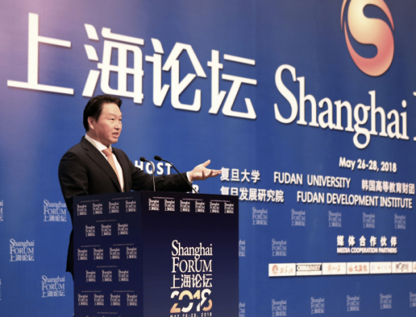 ▲최태원 SK 회장이 지난 26일 중국 상하이 국제컨벤션센터에서 열린 '2018 상하이 포럼'에서 축사를 하고 있다.(사진제공=SK)