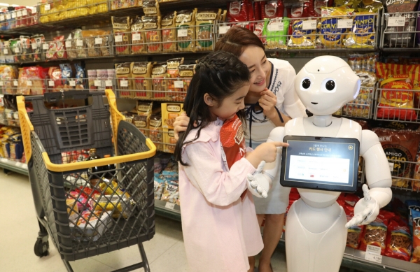 ▲이마트 성수점은 31일까지 쇼핑 도우미 로봇 ‘페퍼’를 배치해 방문객에게 환영 인사와 함께 쇼핑 정보를 제공한다. 사진제공=이마트
