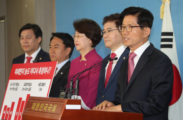 ▲자유한국당 김문수 서울시장 후보가 30일 오후 국회 정론관에서 미세먼지 대책 발표 기자회견을 하고 있다. 2018.5.30(연합뉴스)