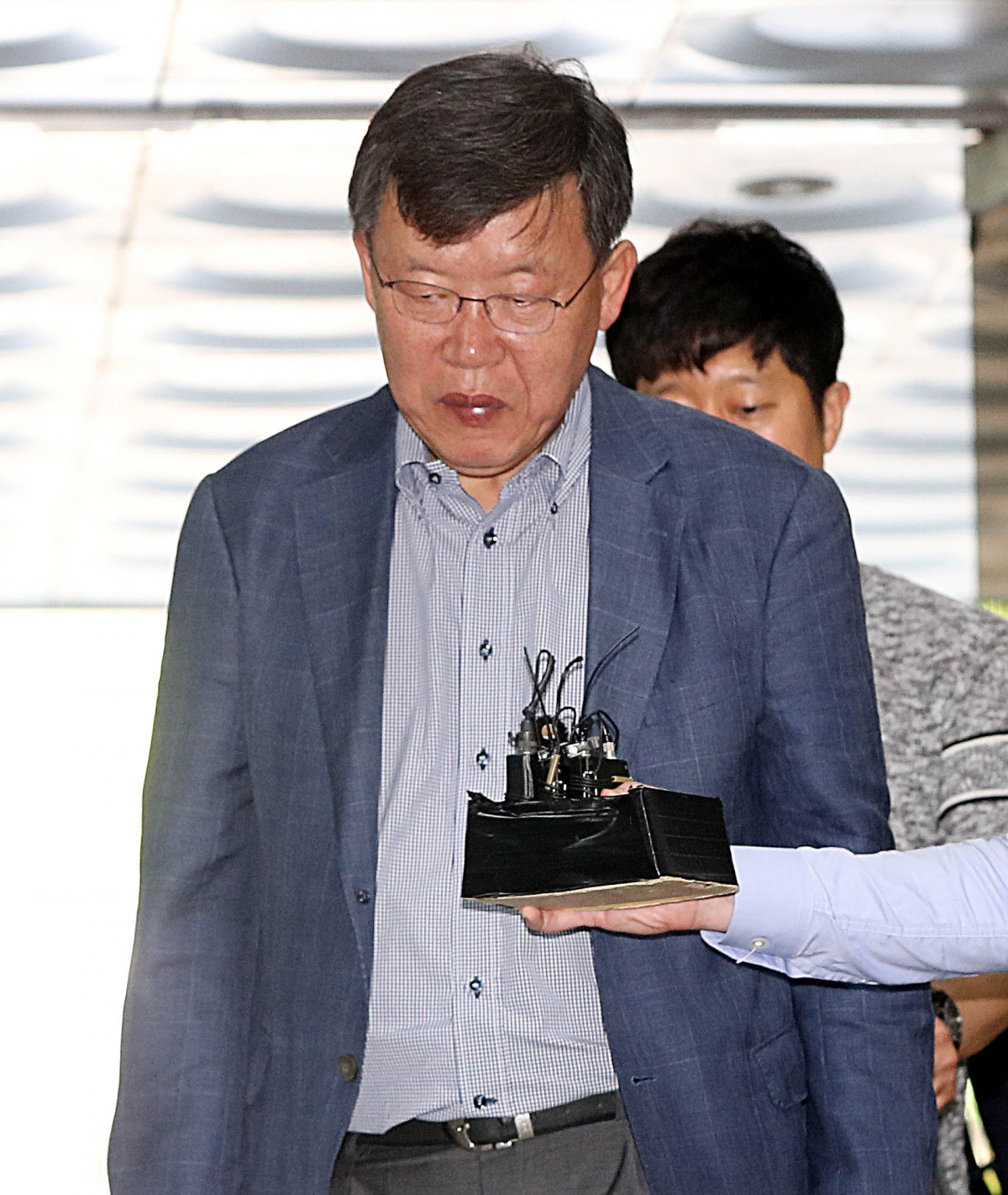 ▲ '삼성노조 와해 의혹'을 받고 있는 박상범 전 삼성전자서비스 대표가 31일 오전 서울 서초구 서울중앙지방법원에서 구속전 피의자 심문(영장실질심사)을 받기 위해 법정으로 향하고 있다. 2018.05.31. scchoo@newsis.com(뉴시스)