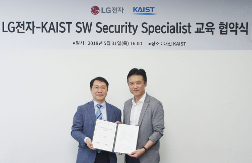 ▲5월 31일 대전 KAIST에서 열린 협약식에서 이규은 LG전자 SW개발전략실장(왼쪽)과 김용대 KAIST 사이버보안연구센터장(오른쪽)이 협약서를 맞들고 있다.(사진제공=LG전자)