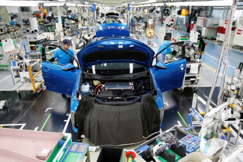 ▲지난달 17일(현지시간) 일본 아이치현에 위치한 도요타 모토마치 공장에서 직원들이 차량을 조립하고 있다. 아이치/로이터연합뉴스
