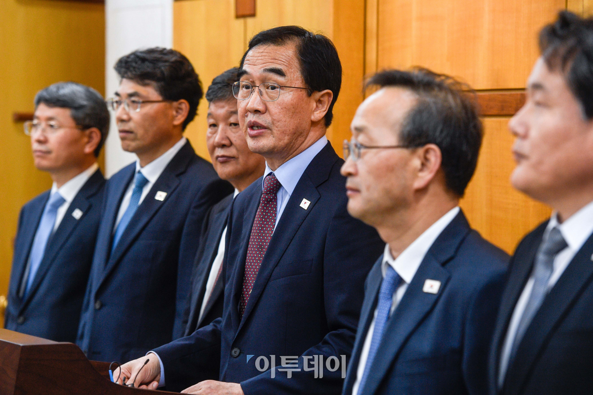 ▲명균 통일부 장관이 1일 오후 판문점 남측 평화의집에서 열린 '남북고위급회담'을 마친 뒤 브리핑 하고 있다. 사진공동취재단