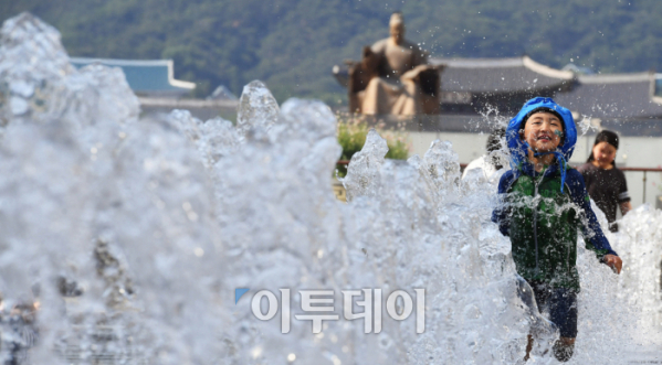 ▲대구의 한낮 기온이 34℃, 서울 30℃를 웃도는 등 불볕더위가 찾아온 3일 서울 종로구 광화문광장에서 어린이들이 바닥에서 내뿜는 시원한 물줄기를 맞으며 더위를 식히고 있다. 오승현 기자 story@