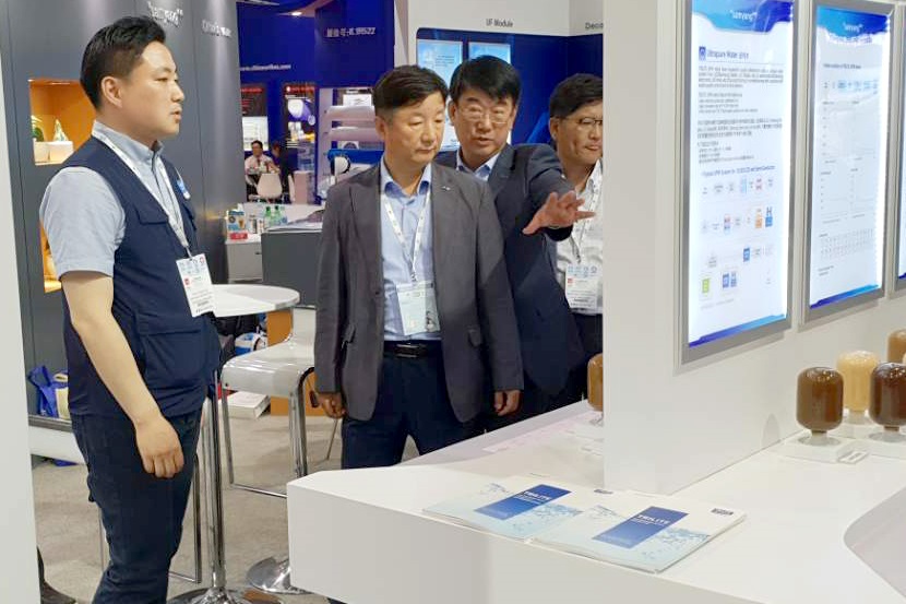 ▲박순철 삼양사 대표(좌측 두 번째)가 상하이에서 열린 ‘아쿠아텍 차이나 2018’ 전시회에서 부스를 둘러보고 있다.  (사진제공=삼양사)