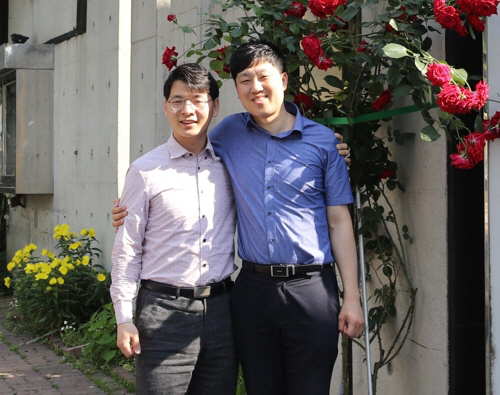 ▲ 박지환(왼쪽), 김진우 전도사