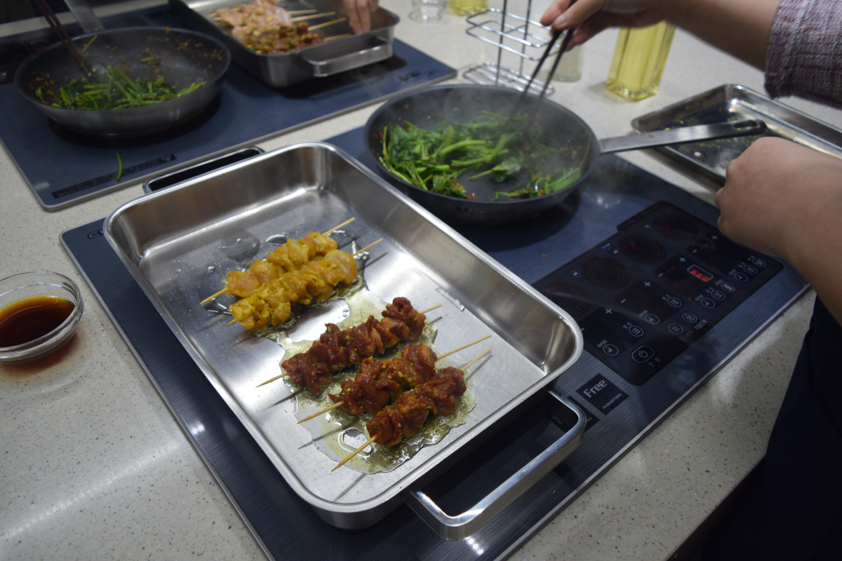 ▲지난달 18일 서울 강남구에 위치한 쿠첸의 복합 체험공간 ‘쿠첸센터’에서 열린 ‘쿠킹클래스’에 참가해 요리를 하고 있는 모습.