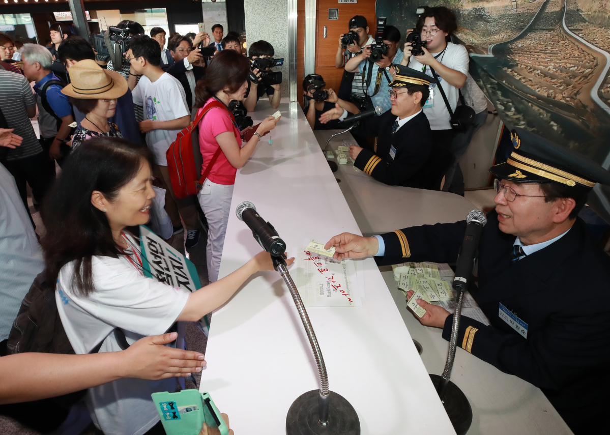 ▲3일 오후 서울 용산구 서울역 대합실에서 서울역-평양역(도라산역) 열차 탑승 행사에서 1일 역장을 맡은 더불어민주당 박원순 서울시장 후보(오른쪽)와 이재명 경기지사 후보가 시민들에게 평양행 열차표를 나눠주고 있다. (연합뉴스)
