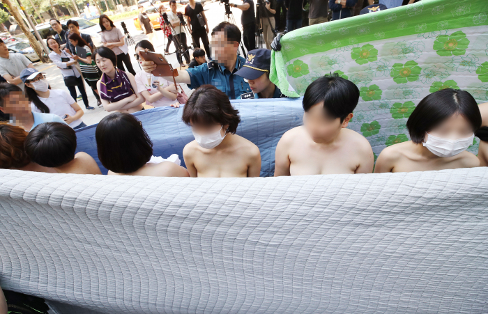 ▲2일 오후 서울 강남구 페이스북코리아 앞에서 여성단체 '불꽃페미액션' 회원들이 페이스북의 성차별적 규정에 항의하는 상의 탈의 시위를 하고 있다. (연합뉴스)