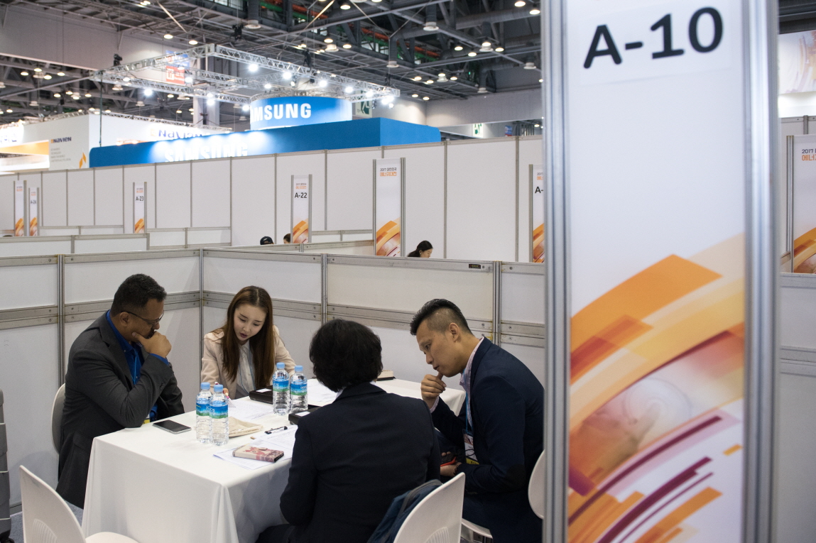 ▲지난해 열린 ‘2017 대한민국 에너지대전’에서 국내 기업이 외국 구매사와 1대 1 상담을 하고 있다.(한국에너지공단)