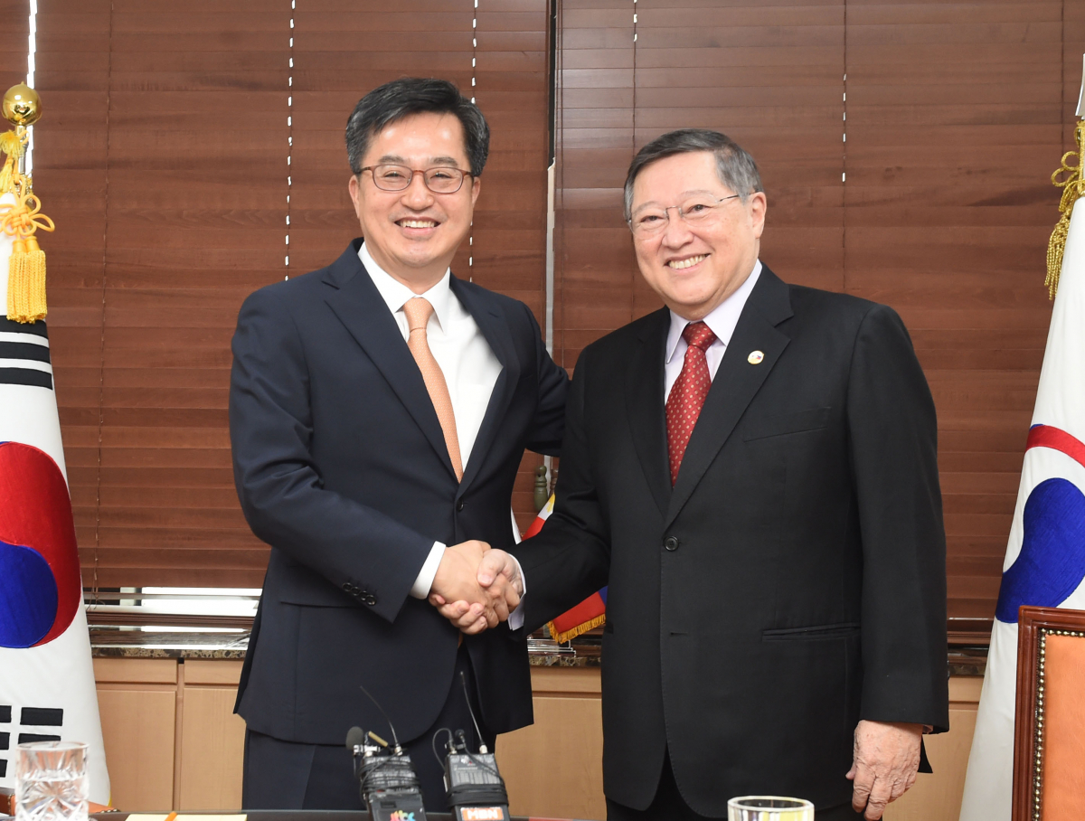 ▲김동연 경제부총리 겸 기획재정부 장관이 4일 광화문 정부서울청사에서 카를로스 도밍게스 필리핀 재무장관과 면담에 앞서 악수를 나누고 있다.(제공=기획재정부)