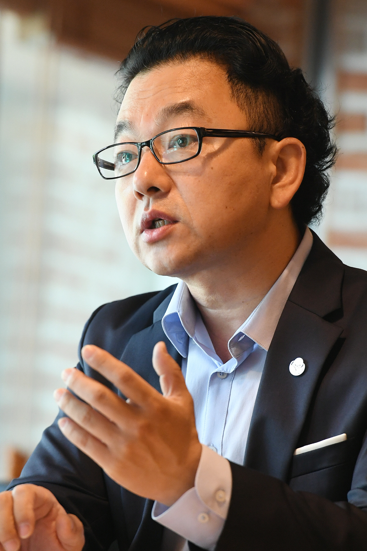 ▲최철규 보암모(보험사에 대응하는 암 환우 모임) 회장이 서울의 한 카페에서 “보험사가 보험금 부지급에 대한 책임을 금융감독원에 전가하며 보상을 차일피일 미룬다”며 보험사로 인한 피해를 호소하고 있다. 오승현 기자 story@