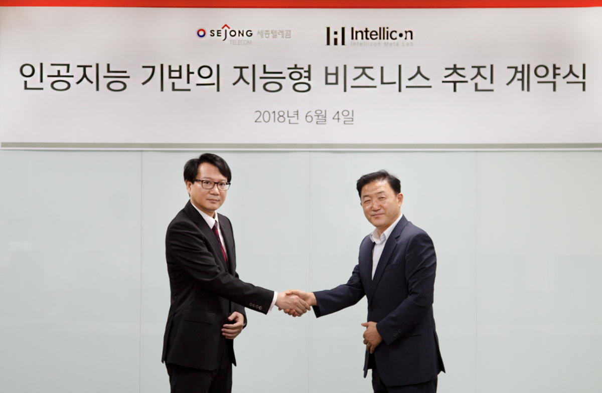 ▲세종텔레콤 강동 본사에서 열린 AI기반 지능형 비즈니스 추진 계약 체결식에서 인텔리콘메타연구소 임영익 대표(왼쪽), 세종텔레콤 임기채 부사장(오른쪽)이 기념촬영을 하고 있다.(사진 = 세종텔레콤 제공)