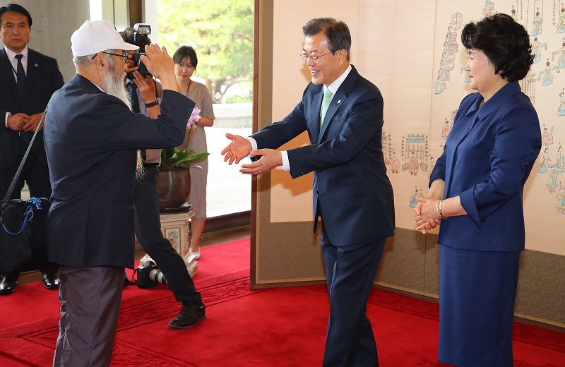 ▲문재인 대통령과 부인 김정숙 여사가 호국 보훈의 달을 맞이해 5일 오전 청와대 영빈관에서 열린 국가유공자 및 보훈가족 초청 오찬에서 6.25 참전 용사인 장현섭씨의 경례를 받고 있다.(연합뉴스)